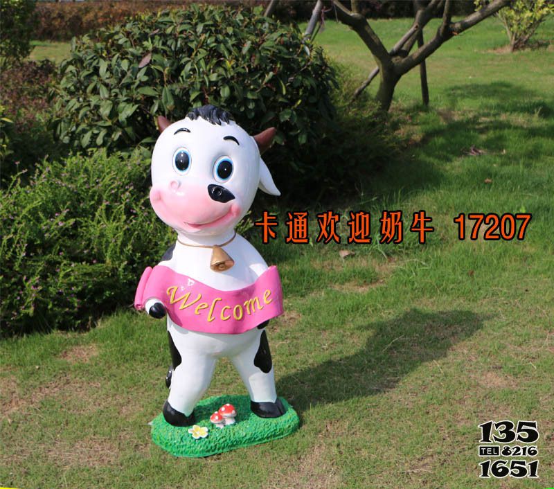 牛雕塑-公园一只卡通欢迎奶牛雕塑高清图片