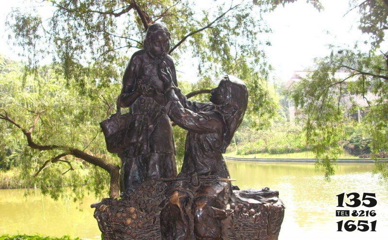 女孩雕塑-公园喂母亲吃荔枝的铜雕女孩雕塑高清图片