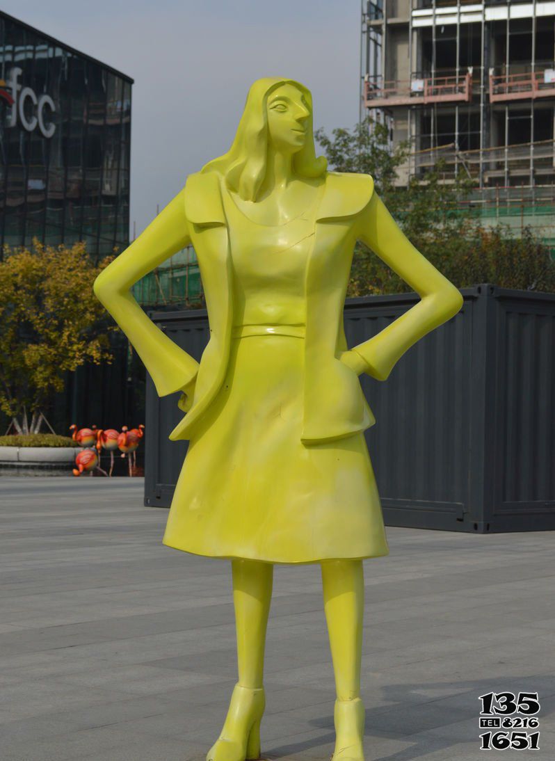 女人雕塑-城是街道创意玻璃钢黄色站立的女人雕塑高清图片