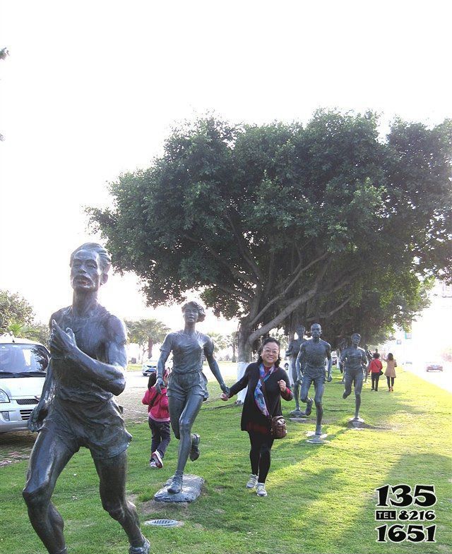 跑步雕塑-公园跑步运动人物小品景观玻璃钢仿铜雕塑高清图片