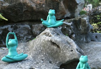 青蛙雕塑-街道三只坐立的不锈钢青蛙雕塑