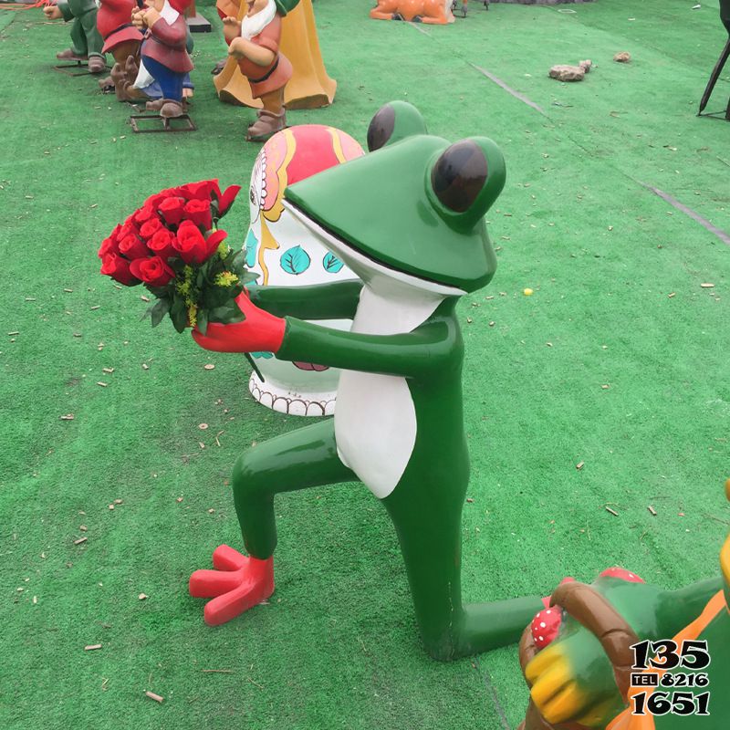 青蛙雕塑-公园玻璃钢拿玫瑰的青蛙雕塑高清图片