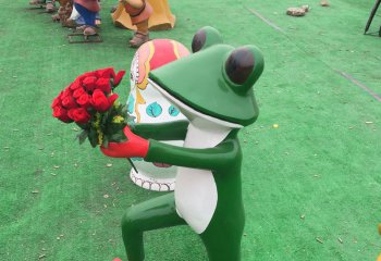 青蛙雕塑-公园玻璃钢拿玫瑰的青蛙雕塑