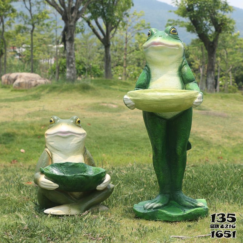 青蛙雕塑-游乐园两只玻璃钢可爱的青蛙雕塑高清图片
