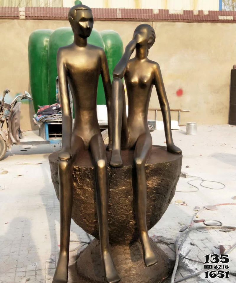 情侣雕塑-公园坐着聊天的铜雕抽象情侣雕塑