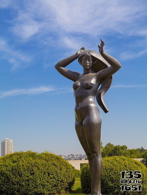 人物雕塑-景区创意不锈钢仿铜女人景观人物雕塑高清图片
