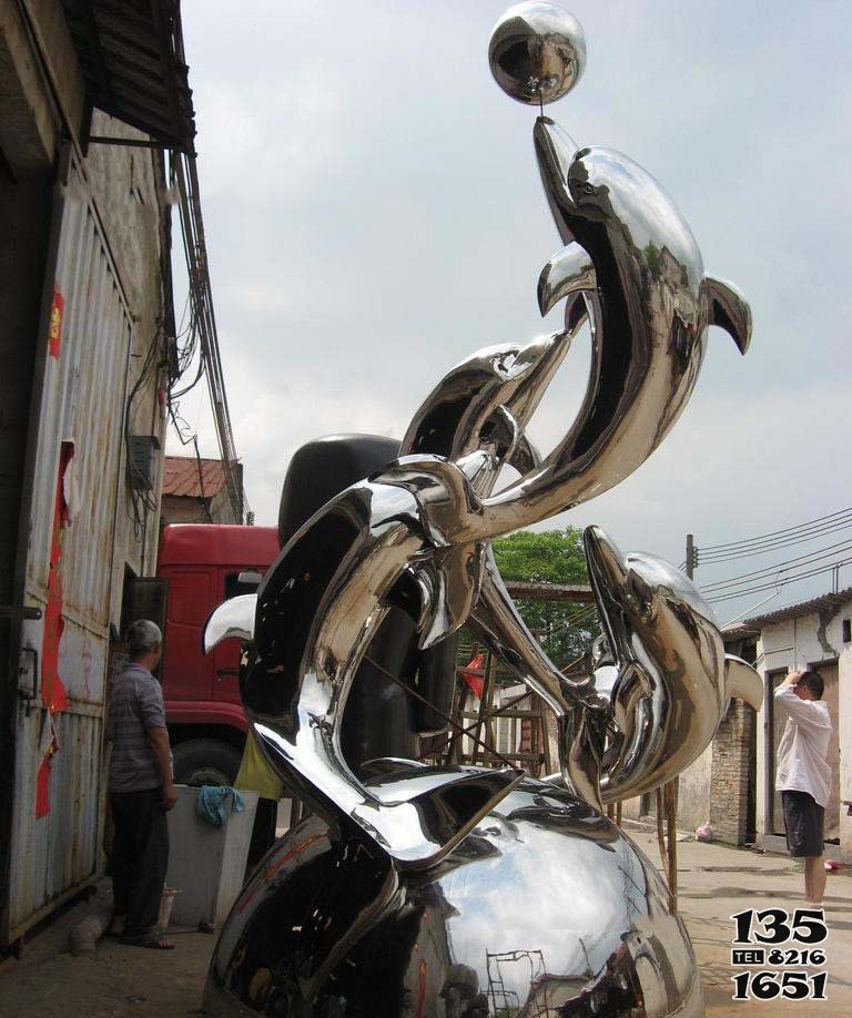 海豚雕塑-公园一群不锈钢镜面海豚雕塑高清图片