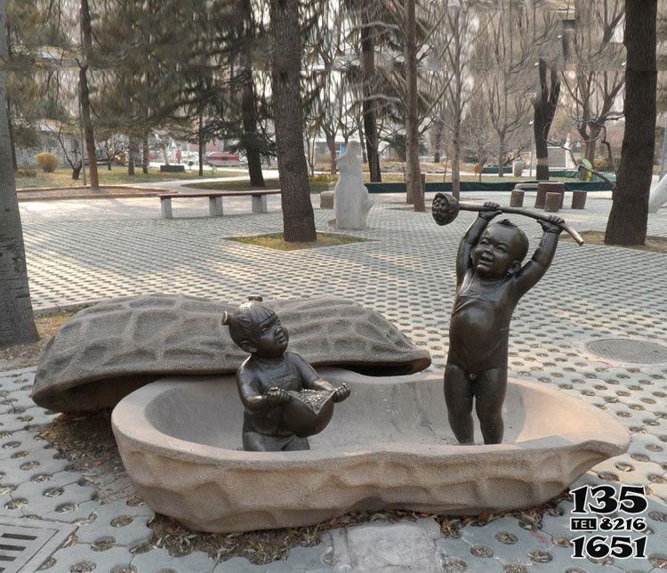 荷花雕塑-手拿莲蓬和石榴的小孩铜雕在花生壳里的荷花雕塑高清图片