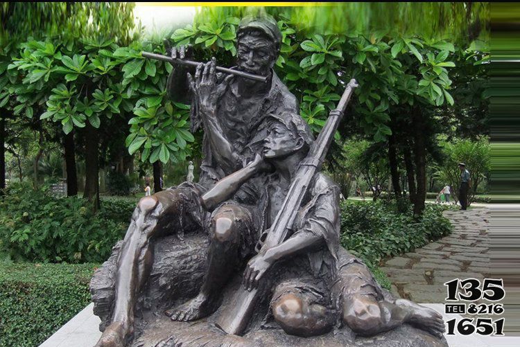 红军雕塑-景区坐着吹笛子的战士红军雕塑高清图片