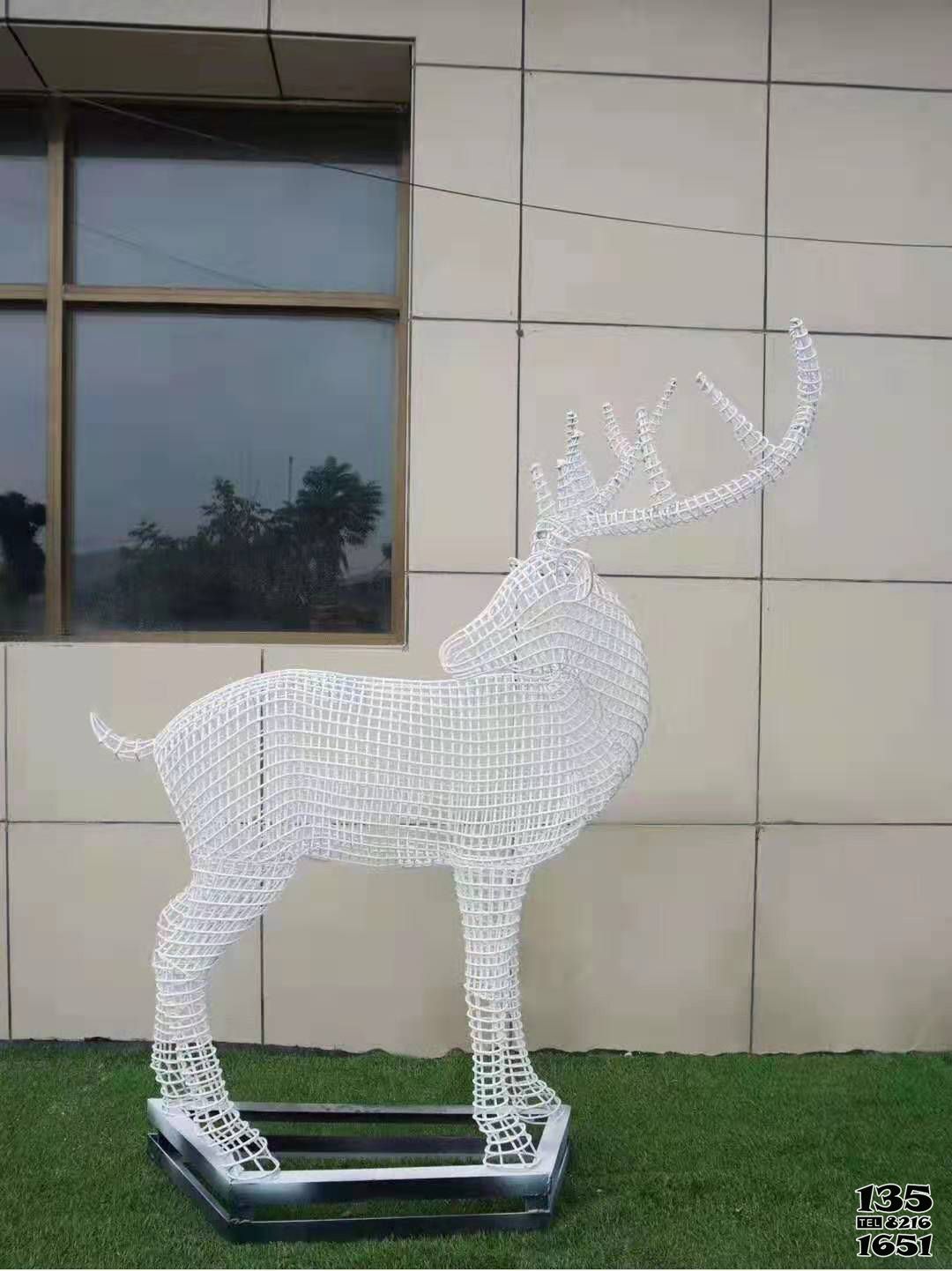 鹿雕塑-城市街道不锈钢镂空鹿雕塑高清图片