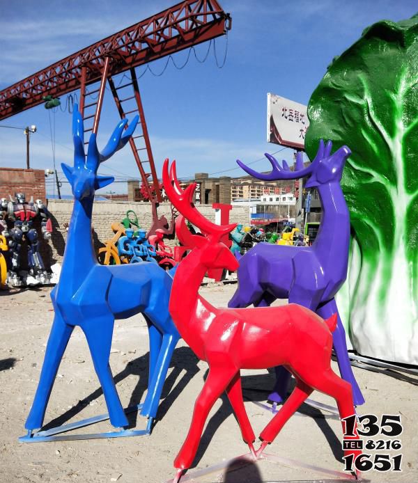 鹿雕塑-城市街道创意玻璃钢彩绘几何鹿雕塑高清图片