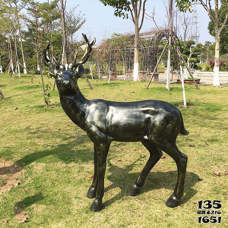 鹿雕塑-户外草坪大型景观摆件仿真动物鹿雕塑高清图片