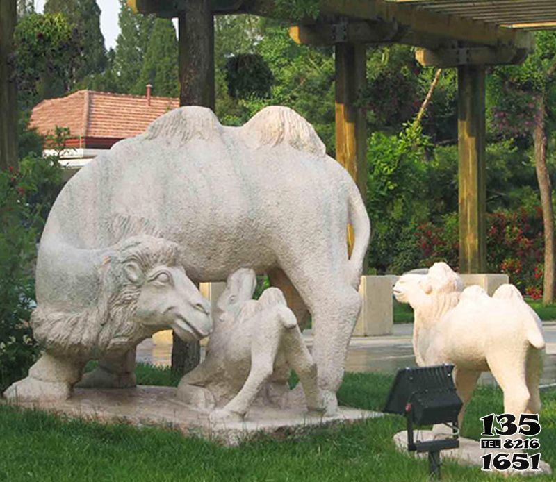 骆驼雕塑-公园里摆放的喂奶的砂岩石雕创意骆驼雕塑高清图片