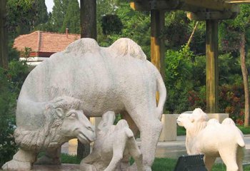 骆驼雕塑-公园里摆放的喂奶的砂岩石雕创意骆驼雕塑