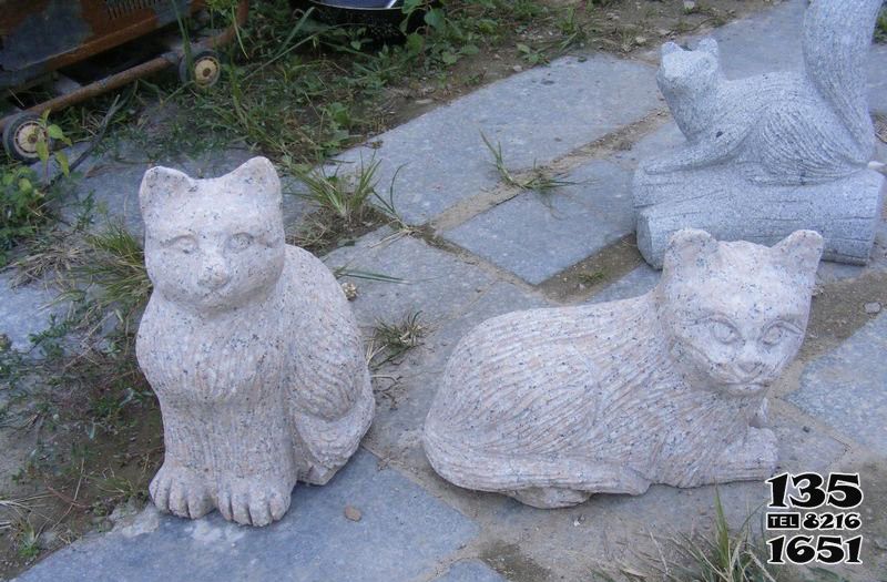 猫雕塑-户外草坪大理石石雕卧着的猫雕塑高清图片