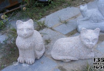 猫雕塑-户外草坪大理石石雕卧着的猫雕塑