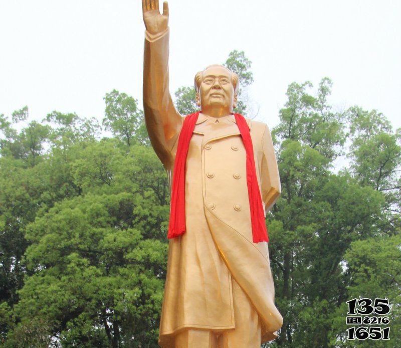 毛泽东雕塑-景区铜雕鎏金挥手的毛泽东雕塑高清图片