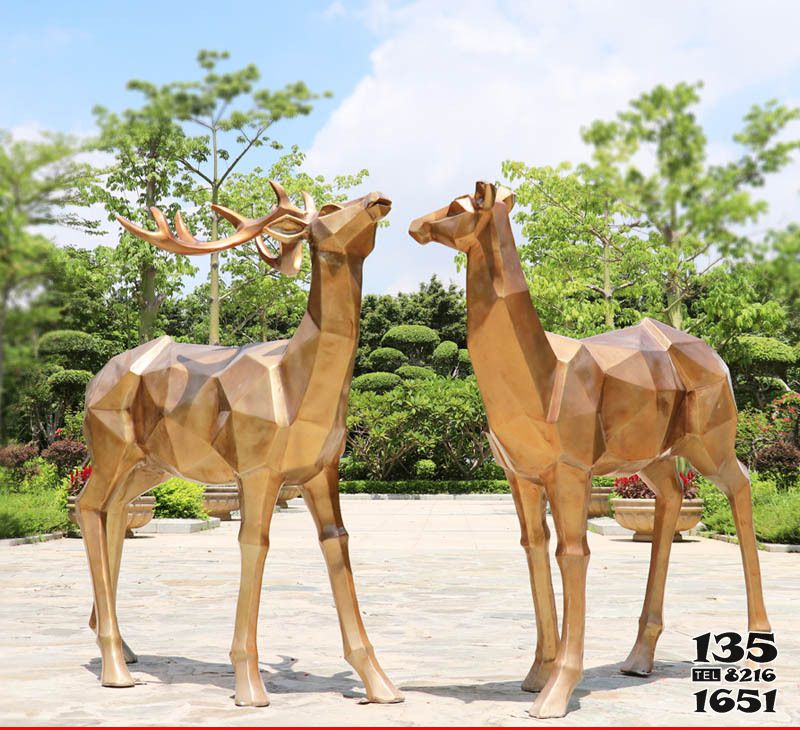 梅花鹿雕塑-不锈钢几何仿铜公园景区梅花鹿雕塑高清图片