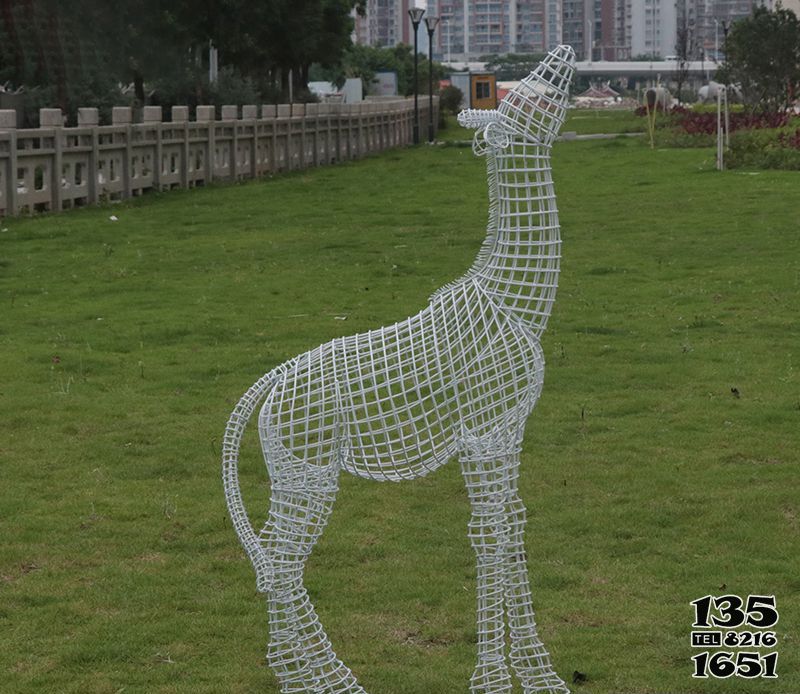 梅花鹿雕塑-公园草坪不锈钢镂空梅花鹿雕塑高清图片