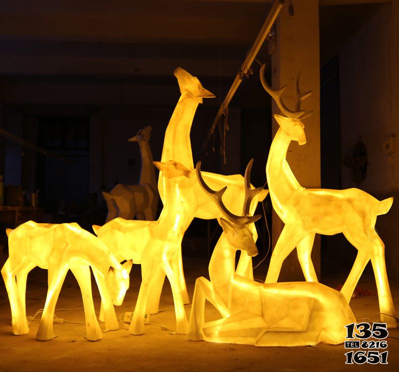 梅花鹿雕塑-城市广场夜晚照明玻璃钢梅花鹿雕塑高清图片