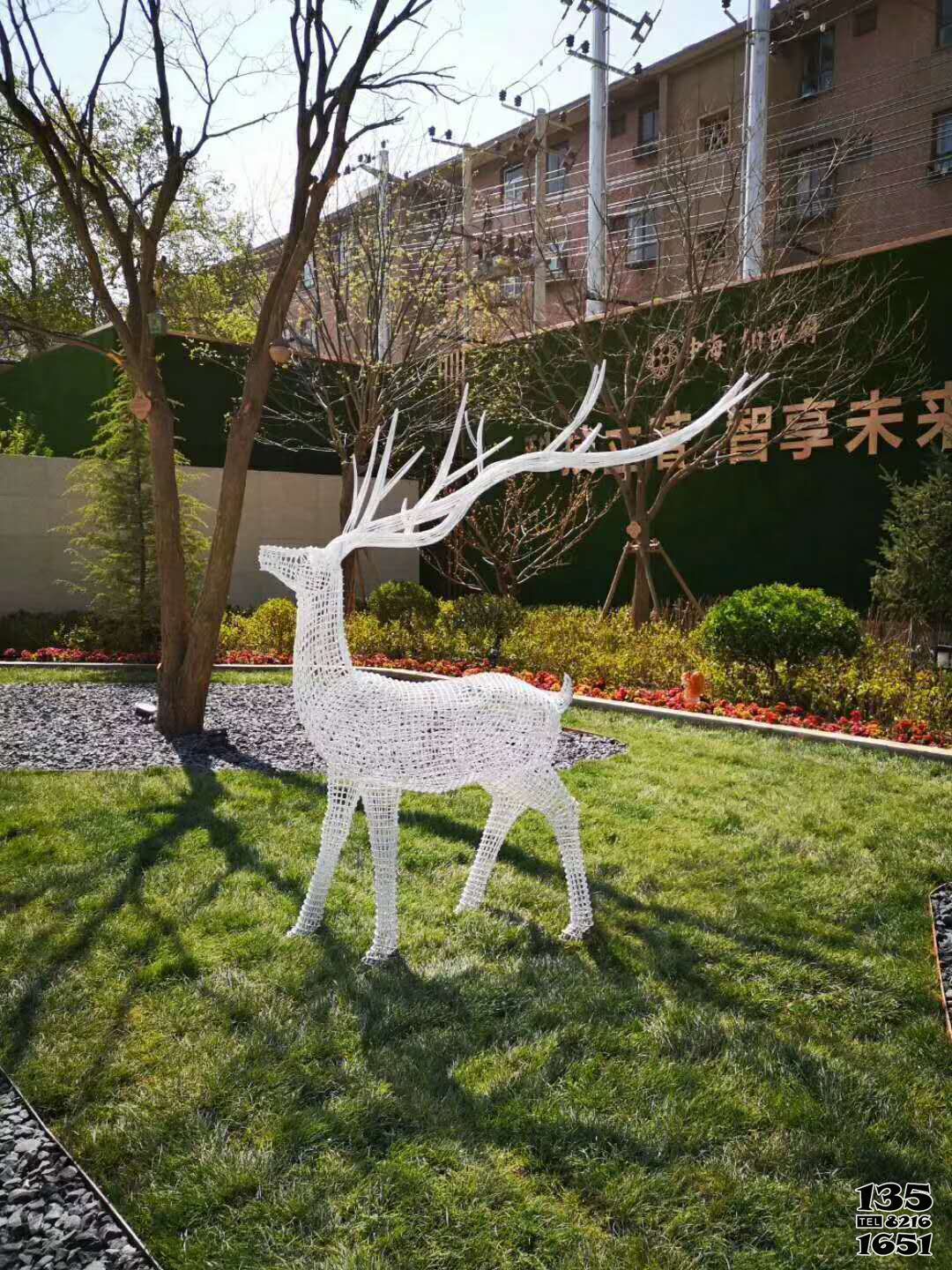 梅花鹿雕塑-公园草坪户外大型不锈钢镂空照明梅花鹿雕塑高清图片