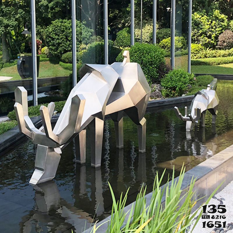 梅花鹿雕塑-池塘不锈钢镜面几何低头喝水的梅花鹿雕塑