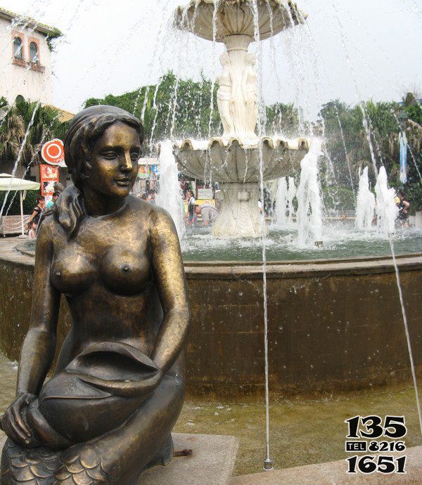 美人鱼雕塑-喷泉边坐着的玻璃钢喷漆美人鱼雕塑高清图片