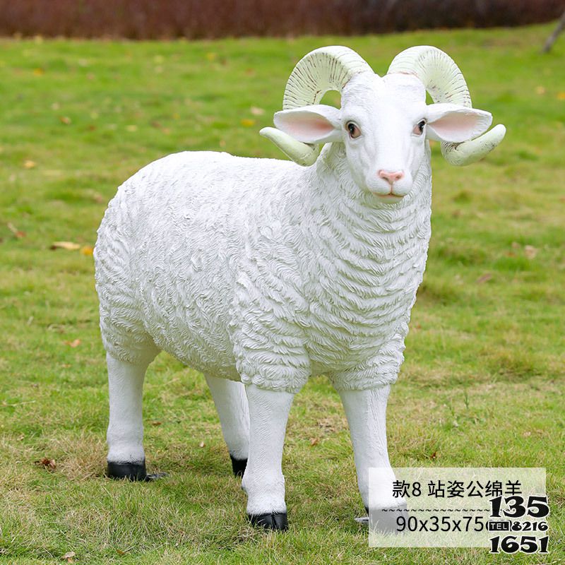 绵羊雕塑-草地上一只站立的玻璃钢仿真绵羊雕塑高清图片