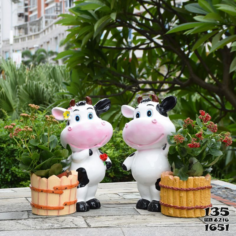 奶牛雕塑-花园庭院玻璃彩绘可爱奶牛雕塑高清图片