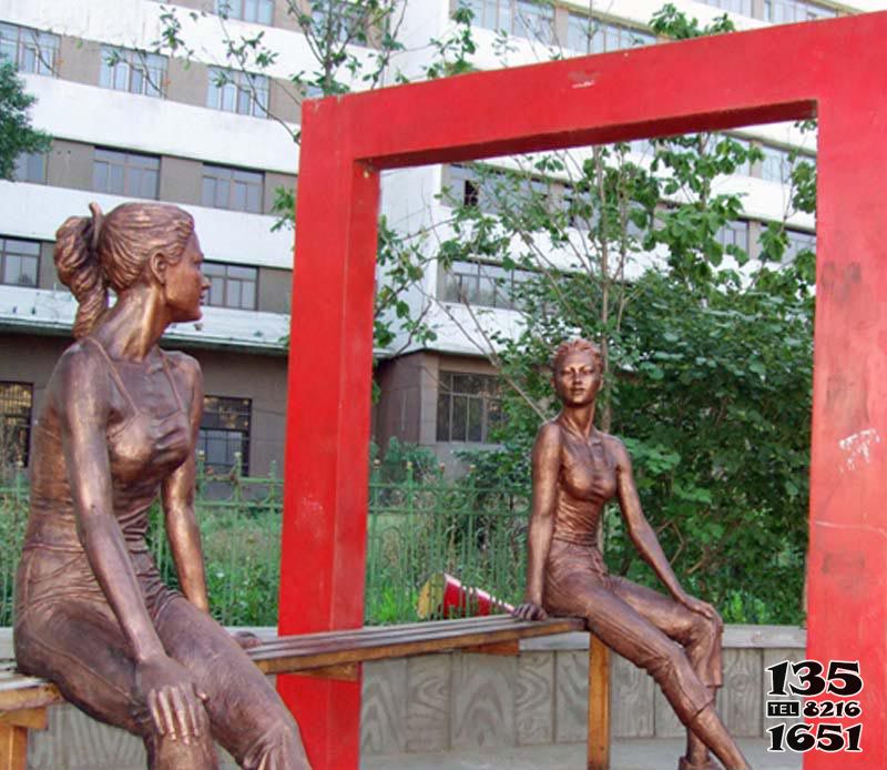 女人雕塑-景区坐着照镜子的铜雕女人雕塑高清图片
