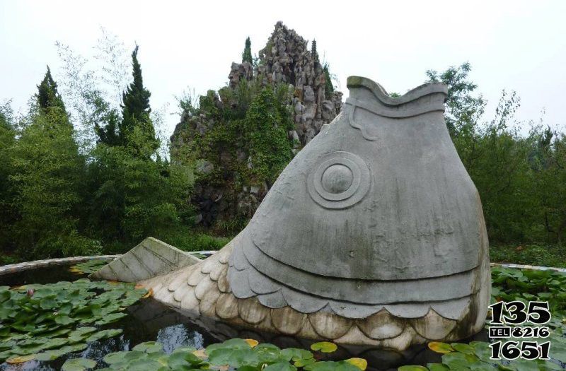 喷水雕塑-大型户外摆放的鲤鱼青石石雕创意喷水雕塑高清图片