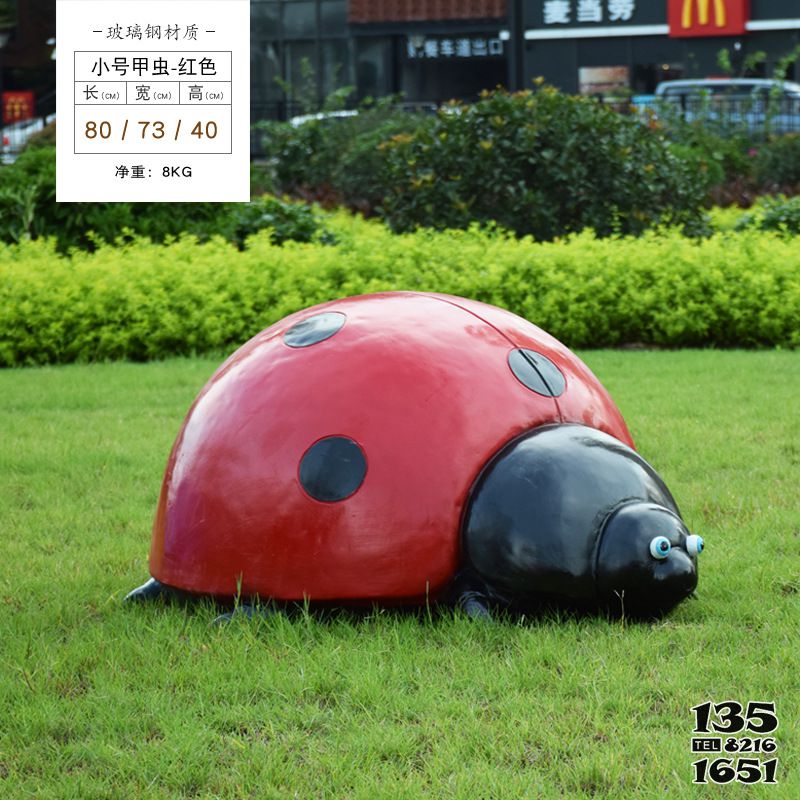 瓢虫雕塑-草地上摆放的一只红色小号玻璃钢彩绘瓢虫雕塑高清图片