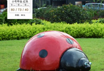 瓢虫雕塑-草地上摆放的一只红色小号玻璃钢彩绘瓢虫雕塑