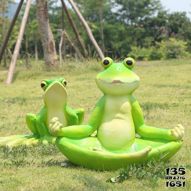 青蛙雕塑-草坪玻璃钢创意青蛙雕塑高清图片