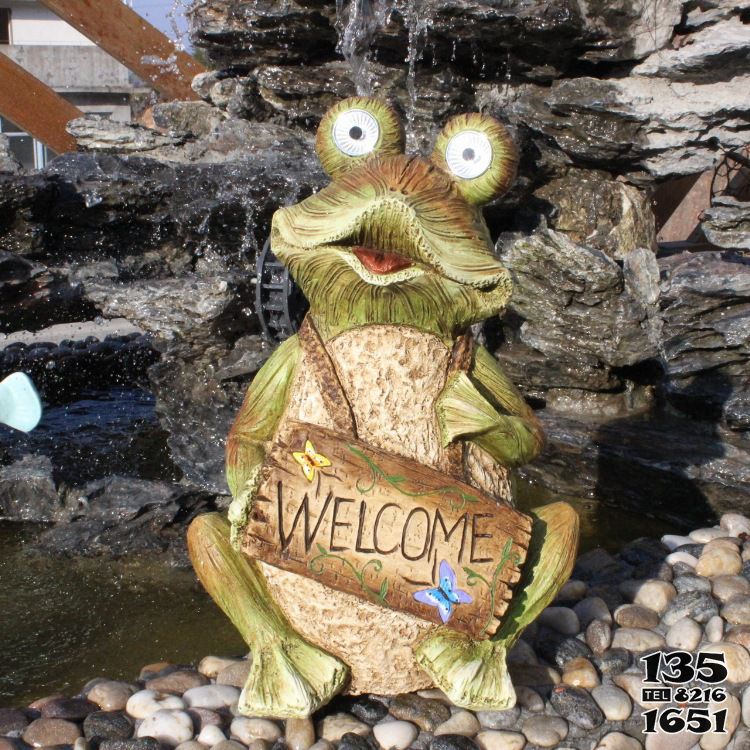 青蛙雕塑-公园个性搞怪的玻璃钢青蛙雕塑高清图片