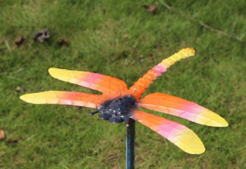 蜻蜓雕塑-学校草坪红黄小号玻璃钢蜻蜓雕塑