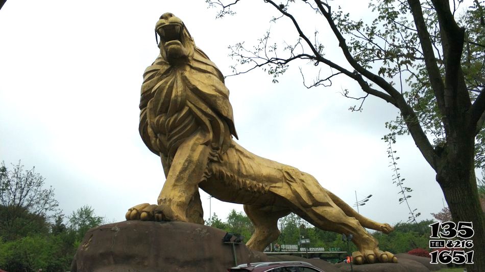 狮子雕塑-户外不锈钢喷金烤漆吼叫的狮子雕塑高清图片
