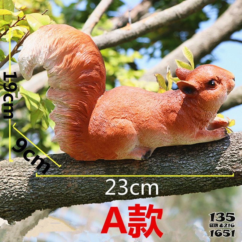 松鼠雕塑-景区中一只树上休息的树脂松鼠雕塑高清图片