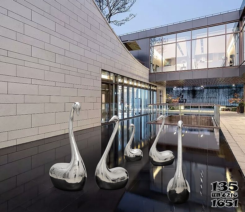 天鹅雕塑-公司别墅创意不锈钢镜面水中天鹅雕塑高清图片