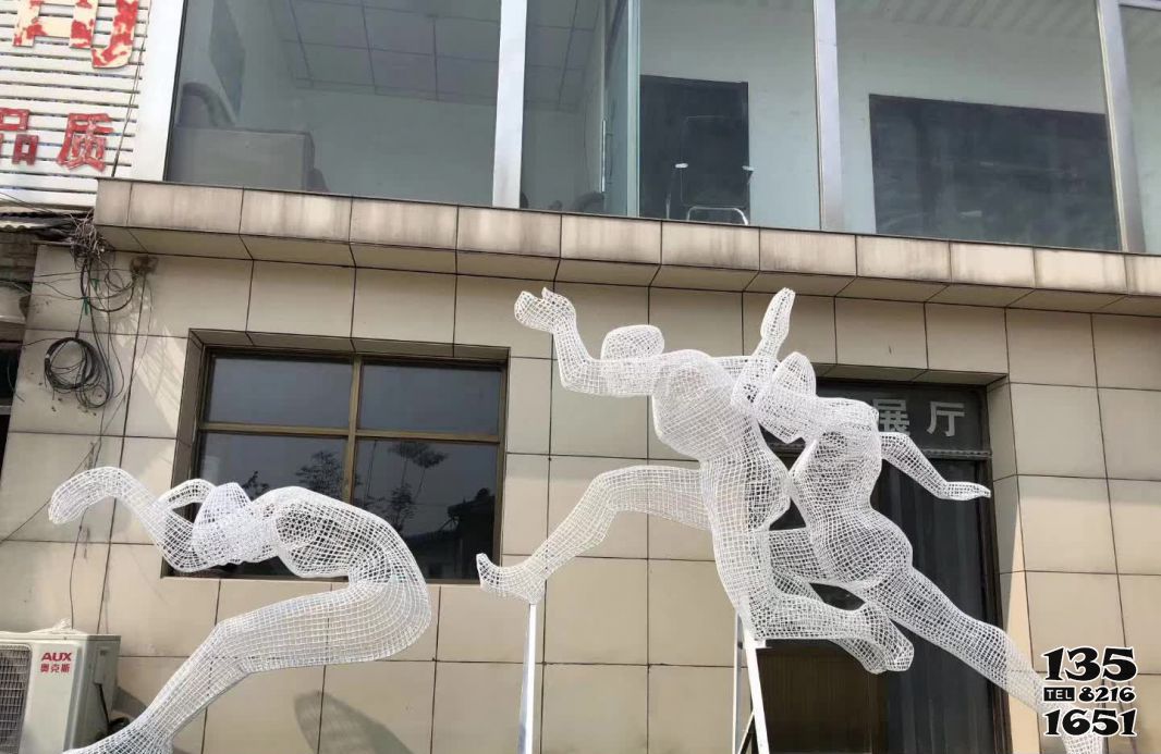 跳远雕塑-学院操场创意网格不锈钢运动跳远人物雕塑高清图片