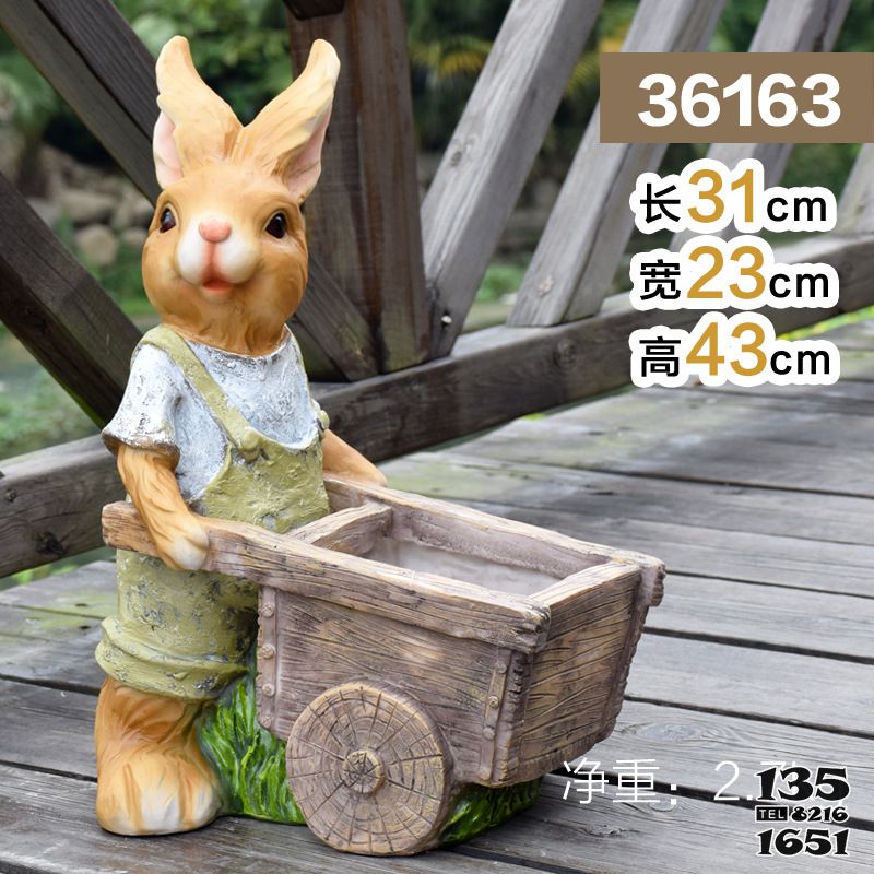 兔子雕塑-动物园摆放一只推车的玻璃钢兔子雕塑高清图片