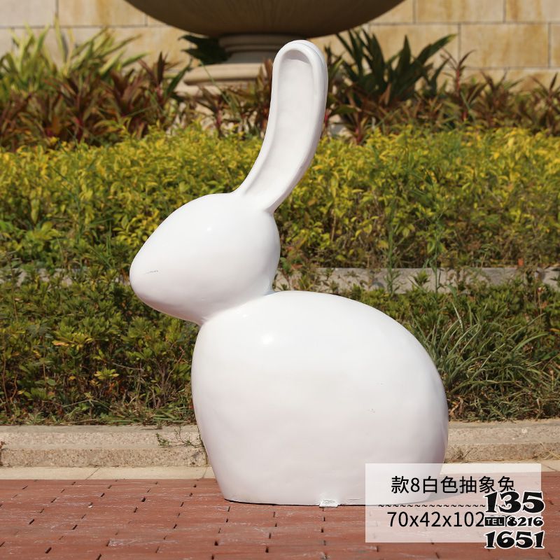 兔子雕塑-公园一只白色玻璃兔子雕塑高清图片