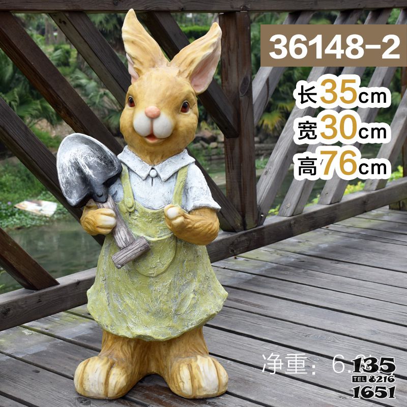 兔子雕塑-动物园一只在劳动的玻璃钢兔子雕塑高清图片