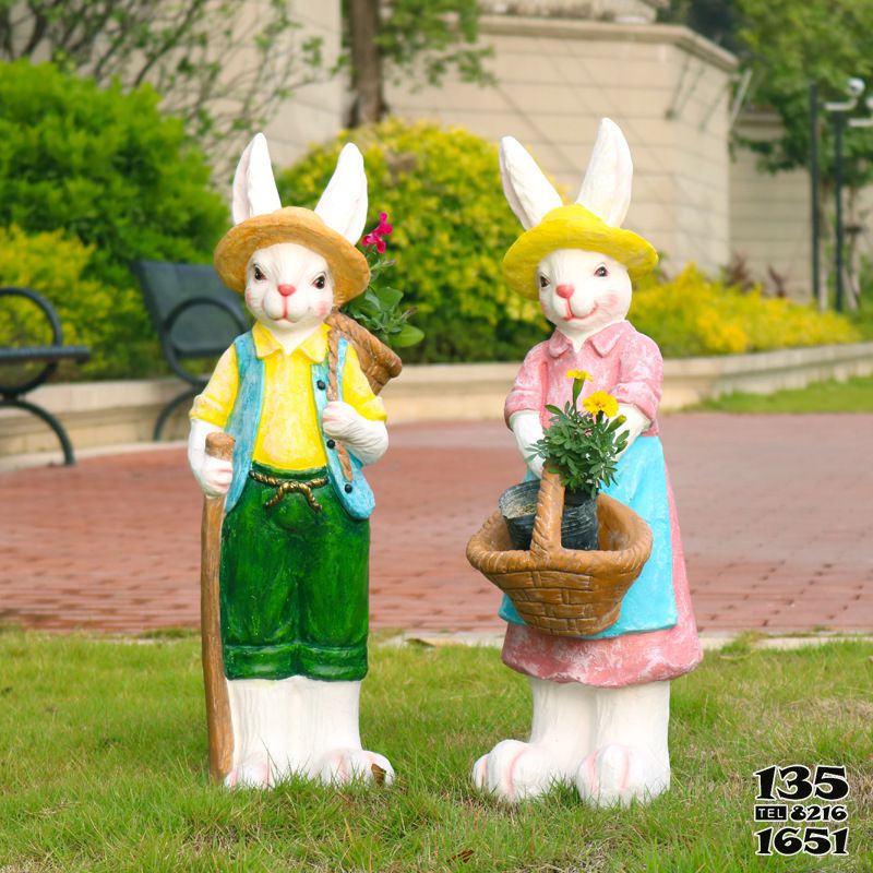 兔子雕塑-公园草坪树脂两只彩绘兔子雕塑高清图片