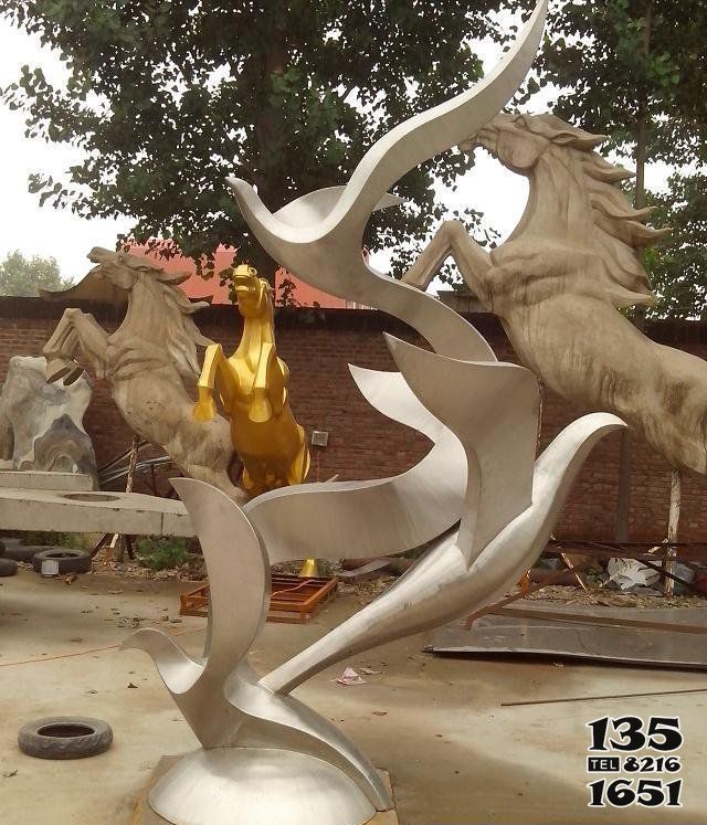 鸽子雕塑-公园广场不锈钢镜面抽象飞翔鸽子雕塑高清图片