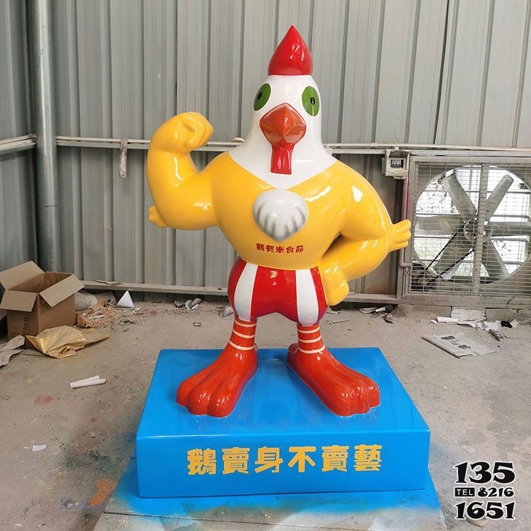 鸡雕塑-商场门口摆放的大力士玻利阿纲彩绘鸡雕塑高清图片