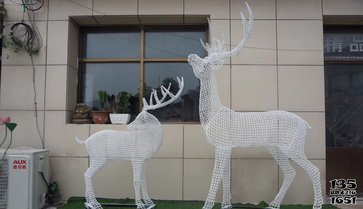 梅花鹿雕塑-不锈钢创意户外草坪镂空照明梅花鹿雕塑高清图片