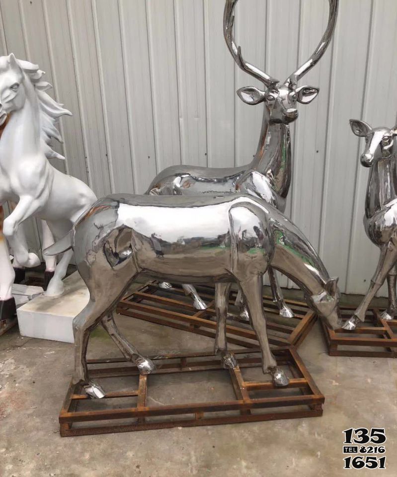 梅花鹿雕塑-不锈钢镜面创意抛光梅花鹿雕塑高清图片