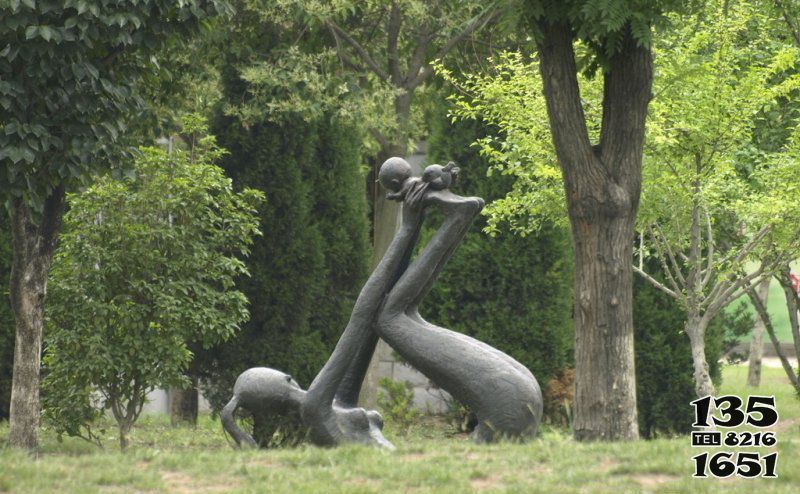 母子雕塑-公园园林铜雕玩耍中的母子雕塑高清图片