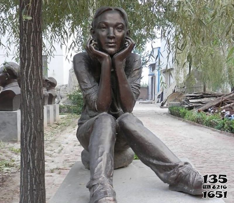 女孩雕塑-公园街边不锈钢仿铜托着下巴小女孩雕塑高清图片